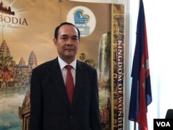 លោកជុំ សុន្ទរី ​ឯកអគ្គរាជទូត​កម្ពុជាប្រចាំ​នៅ​សហរដ្ឋអាមេរិក​នៅ​ខាង​មុខ​មជ្ឈមណ្ឌល​Meridian អន្តរជាតិ​នៅ​រដ្ឋ​ធានី​វ៉ាស៊ីនតោន​កាលពី​ថ្ងៃព្រហស្បតិ៍ទី​ ៦ ខែមិថុនា ឆ្នាំ២០១៩។ (ម៉ែន គឹមសេង/VOA)