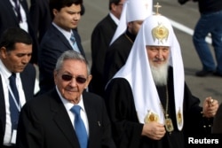 Patriarch Kirill, the head of the Russian Orthodox Church (R), walks beside Cuba's President Raul Castro after his arrival at the Jose Marti International Airport in Havana, Feb. 11, 2016.