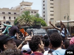 Egyptian riot police block students marching toward the Interior ministry and Parliament in Cairo, June 27, 2016. Later in the day, observers say some students were arrested after trying to force their way into Tahrir Square, the epicenter of mass protests in 2011 and 2013. (H. Elrasam/VOA)