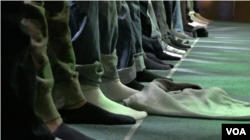 Muslim Prayer at Masjid Ibrahim, Dec.4 2015. (R. Taylor/VOA)