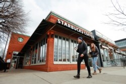 Orang-orang berjalan melewati gerai Starbucks di Buffalo, New York, AS, 7 Desember 2021. (Foto: REUTERS/Lindsay DeDario)