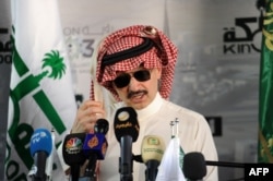 Pangeran Saudi Alwaleed bin Talal berbicara selama konferensi pers pada 11 Mei 2017, di kota Laut Merah Jeddah. (Foto: AFP)