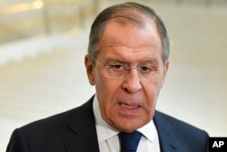 Arhiva - Ruski ministar spoljnih poslova Sergej Lavrov razgovara sa novinarima.