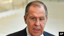 Menteri Luar Negeri Rusia Sergey Lavrov memberikan keterangan kepada media di Tashkent, Uzbekistan, 27 Maret 2018.