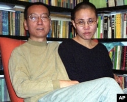 Chinese dissident Liu Xiaobo (L) with his wife Liu Xia (file photo – 22 Oct. 2002)