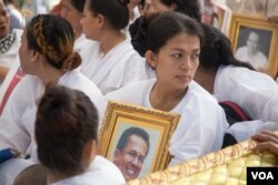 រូបឯកសារ៖ អ្នកស្រី ប៊ូ រចនា ភរិយា​សព​លោក​ កែម ឡី​ ​កាន់​ឱប​រូបថត​ស្វាមី​ ខណៈ​ពេល​អម​ដំណើរ​ដោយ​ប្រជា​ពលរដ្ឋ​រាប់​ម៉ឺន​នាក់​ចូល​រួម​ជូន​ដំណើរ​សពលោក​ កែម ឡី​ នៅ​ថ្ងៃ​អាទិត្យ​ ទី​២៤ ខែកក្កដា​ ឆ្នាំ២០១៦​។​