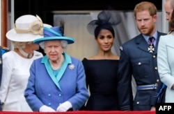 Camilla, Duchess of Cornwall, Ratu Inggris Elizabeth II, Meghan Inggris, Duchess of Sussex, Pangeran Harry, Duke of Sussex, dan Pangeran William, Duke of Cambridge berada dibalkon Istana Buckingham untuk menyaksikan perayaan seratus tahun Angkatan Udara Kerajaan pada 2018. (Foto: AFP)