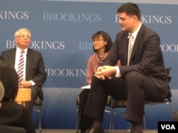 姚明与NBA前总裁斯特恩（美国之音 莉雅拍摄）