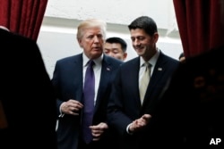 Presiden Donald Trump (kiri) bersama Ketua DPR AS Paul Ryan di Capitol Hill, Washington DC, 16 November 2017.