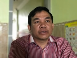 លោក ឌិន ពុទ្ធី ប្រធាន​សមាគម​ពង្រឹង​សេដ្ឋកិច្ច​ក្រៅ​ប្រព័ន្ធ​កម្ពុជា និយាយ​ជាមួយ VOA នៅ​ផ្ទះ​របស់​លោក​ក្នុង​ក្រុងប៉ោយប៉ែត ខេត្ត​បន្ទាយមាន​ជ័យ នៅ​ថ្ងៃទី​២៦ ខែឧសភា ឆ្នាំ២០២០។ (ហ៊ុល រស្មី/VOA)