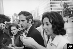 Daniel Ellsberg, with his wife at his side, in 1971.