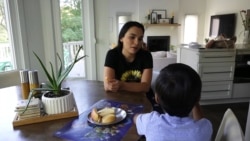 Ketrin Rodrigez sa jednim od dečaka koje čuva