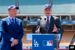 지난달 스탠 카스탠 다저스 구단 사장(왼쪽)과 롭 맨프레드 메이저리그(MLB) 커미셔너가 로스엔젤레스 기자회견에서 2020년 올스타전을 다저스 스테디움에서 개최할 것이라고 발표하고 있다.