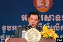 រូបឯកសារ៖ លោក​នាយករដ្ឋមន្រ្តី​ ហ៊ុន សែន​ ធ្វើ​សេចក្ដី​ថ្លែងការណ៍អំពី​កំណើតគណបក្ស​ប្រជា​ជន​កម្ពុជាកំឡុង​ពេល​ការ​រំឭឹក​ខួបទី​៦៥​នៃ​ថ្ងៃ​បង្កើត​គណបក្ស​ប្រជាជន​កម្ពុជា​នៅ​ទីស្នាក់​ការ​កណ្ដាល​គណបក្ស​នៅ​រាជធានី​ភ្នំពេញ កាលពីថ្ងៃ​ទី​២៨ ​ខែ​មិថុនា​ឆ្នាំ​២០១៦​។