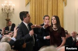 지난 7일 백악관 기자회견에서 짐 어코스타 CNN 기자가 트럼프 대통령에게 질문을 계속하자 백악관 인턴이 마이크를 빼앗으려 하고 있다.