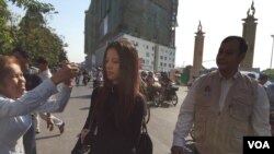 Dressed in black-colored T-shirt, Khom Chandaraty, known as Srey Mom, walks to the Phnom Penh Municipal Court, on Tuesday, April 19, 2016. (Hul Reaksmey/VOA Khmer)