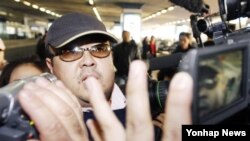 Kim Jong-nam, putra tertua mendiang diktator Korea Utara, Kim Jong-il, di bandar udara Beijing, Februari 2007.