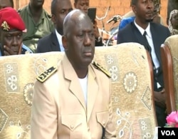 Cameroon Governor Kaldidi listenes to IDPs and host communities as the government attempts to resolve a crisis over resources, Aug. 10, 2018 (ME Kindzeka for VOA)