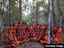 ព្រះតេជគុណ ប៊ុត ប៊ុនតិញ និង​ព្រះសង្ឃ​ផ្សេង​ទៀត នៅ​ក្នុង​ព្រៃឡង់ ក្នុង​ខេត្ត​ព្រះវិហារ កាល​ពី​ឆ្នាំ២០១៦​ ក្នុង​ពេល​ចុះ​ពិនិត្យ​មើល​ព្រៃ​នៅ​ទីនោះ ដែល​ជា​ផ្នែក​នៃ យុទ្ធនាការ​ការពារ​ព្រៃ​ឈើ។ (រូបថតផ្តល់ឲ្យដោយព្រះអង្គប៊ុត ប៊ុនតិញ)