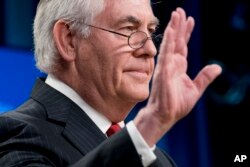 Menlu AS Rex Tillerson melambaikan tangannya seusai menyampaikan pidato perpisahannya dalam konferensi pers di kantor Departemen Luar Negeri AS, Washington, D.C., Selasa, 13 Maret 2018.