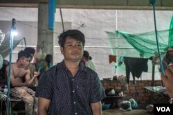 លោក ខៀវ ឆាយ៉ា អាយុ៣៩ ឆ្នាំ មក​ពី​ខេត្ត​កំពង់ស្ពឺ បាន​ឲ្យ​ដឹង​ថា លោក​នឹង​ភរិយា​របស់​លោក​គ្រោង​ឈប់​ពី​ការងារ​សំណង់ នៅ​ក្នុង​ក្រុង​ព្រះសីហនុ​ក្រោយ​ឧបទ្ទវហេតុ​បាក់រលំ​អគារ នៅ​ខេត្តព្រះសីហនុ នៅថ្ងៃ​ទី ២៥ ខែមិថុនា ឆ្នាំ២០១៩។ (ខាន់ សុគុំមនោ/VOA)