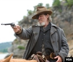 Jeff Bridges sebagai Rooster Cogburn.