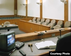 法官席(前)与陪审团席(右)