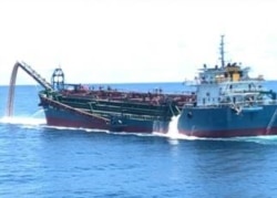 台湾海巡署查扣的中国抽砂船，大多停泊在高雄市的兴达港码头，船满为患。(台湾海巡署提供)