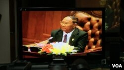 លោក ហេង សំរិន ប្រធាន​រដ្ឋសភា​មក​ពី​គណបក្ស​ប្រជាជន​កម្ពុជា ចូលរួម​ក្នុង​ការអនុម័តសេចក្តី​ស្នើ​ធ្វើ​វិសោធនកម្ម​ច្បាប់​ពាក់ព័ន្ធ នឹង​ការ​បោះ​ឆ្នោត ក្នុង​សំឡេង​៦៧ លើ​៦៧ នៅ​ថ្ងៃទី​១៦ ខែ​តុលា ឆ្នាំ២០១៧។ (កាន់​ ​វិច្ឆិកា/VOA)