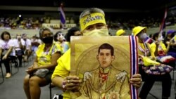 A person holds a poster depicting Thai King Maha Vajiralongkorn as members of Thai right-wing group "Thai Pakdee" (Loyal Thai) attend a rally in Bangkok, Thailand August 30, 2020. REUTERS/Jorge Silva