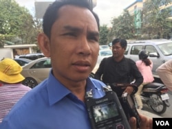 លោក​ អំ​ សំអាត​ ប្រធាន​ការិយាល័យ​បច្ចេកទេស​ស៊ើប​អង្កេត​នៃ​អង្គការ​ការ​ពារ​សិទ្ធិមនុស្ស​លីកាដូ​ ផ្តល់​បទសម្ភាសន៍​ជាមួយ​អ្នកសារព័ត៌មាន​អំពីការបញ្ចប់​រឿងក្តី​ដែល​មាន​លក្ខណៈ​នយោ​បាយ​ ហើយ​នឹង​ជម្លោះ​ដីធ្លី​នៅ​រាជធានី​ភ្នំពេញ​ កាលពី​ថ្ងៃ​ទី​ ១០​ ខែ​ មករា​ ឆ្នាំ​ ២០១៧។ (ហ៊ុល រស្មី/VOA)