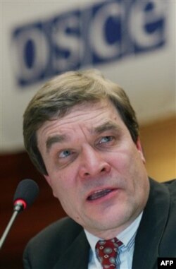 Finlyandiyalik siyosatchi Kimmo Kilyunen raislik qilgan xalqaro komissiya uning hisoboti Qirg'iziston tomonidan jiddiy qabul qilinadi degan umidda.