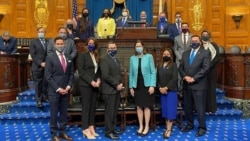 អ្នកស្រី វណ្ណា ហូវឺដ (ពាក់រ៉ូបពណ៌ខៀវ) ឈរថតរូបជាមួយសមាជិកតំណាងរាស្ត្រប្រចាំរដ្ឋផ្សេងៗទៀត ក្នុងអំឡុងពេលស្បថចូលកាន់តំណែង កាលពីថ្ងៃទី៦ ខែមករា ឆ្នាំ២០២១។ (រូបថត Rep. Donald Wong)