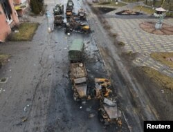 우크라이나 수도 크이우(러시아명 키예프) 광역권에서 폭격당한 러시아군 차량 행렬이 방치돼 있다.