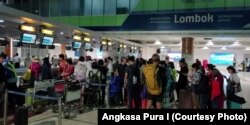 Suasana bandara di Lombok mulai normal setelah sebelumnya para calon penumpang dan pegawai dievakuasi keluar bandara.