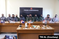 Kepala Staf TNI Angkatan Laut Laksamana TNI Yudo Margono dan Panglima TNI Marsekal Hadi Tjahjanto dalam keterangan pers di Jakarta, 24 April 2021. (Foto: Courtesy/TNI)