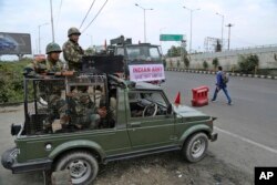 Indian army soldiers vigil during the fourth consecutive day of curfew in Jammu, the winter capital of Jammu and Kashmir state, Feb.18, 2019.