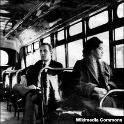 1956년 11월 미국 연방 대법원이 흑인과 백일을 차별하는 몽고메리시의 버스 좌석 규정이 헌법에 위배된다는 판결을 내린 후, 로라 팍스 여사가 버스 중간좌석에 앉아 창문 바깥을 바라보고 있다.