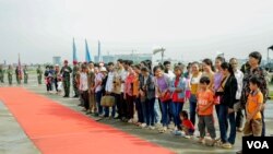 សាច់ញាតិ​កង​កម្លាំង​មួក​ខៀវ​កម្ពុជា​ ចូលរួម​ក្នុងពិធីជូនដំណើរ នា​មូល​ដ្ឋាន​ទ័ព​អាកាស​ពោធិ៍ចិនតុង​ រាជធានី​ភ្នំ​ពេញ​ ថ្ងៃទី​៣ ខែ​ឧសភា​ ឆ្នាំ​២០១៨។ (អូន ឆេងប៉រ/VOA)