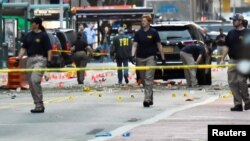 Federal qidiruv byurosi rasmiylari portlash joyida. 18-sentabr 2016-yil