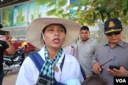 អ្នកស្រី ផា ភួង ពលរដ្ឋ​មាន​ទំនាស់​ដី​ធ្លី​ជាមួយក្រុមហ៊ុន​ចិន ​Union Dev​el​o​pm​ent Group (UDG) ដែល​តវ៉ា​នៅ​មុខ​ស្ថាន​ទូត​ចិន​ ប្រាប់ VOA នៅ​ថ្ងៃ​ទី​១៣ ខែ​សីហា​ ឆ្នាំ​២០១៩។ (កាន់ វិច្ឆិកា/VOA)