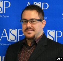 Joshua Foust, Amerika Xavfsizlik Loyihasi (American Security Project) degan tashkilotda faoliyat yuritadi