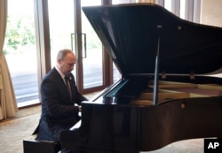 在北京的 “一带一路”国际合作高峰论坛开幕式之前，在中国主席习近平和俄罗斯总统普京会谈之前，普京弹钢琴（2017年5月14日）