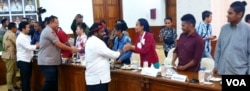 Staf Khusus Presiden untuk Papua Lenis Kagoyo bertemu dengan perwakilan mahasiswa dan pelajar Papua di Surabaya, di Gedung Negara Grahadi, Surabaya, 20 Agustus 2019. (Foto: Petrus Riski/VOA)