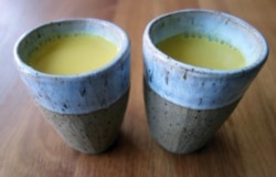 Campuran susu dan kunyit, resep minuman karya penulis dan chef asal London, Meera sodha (dok: AP)