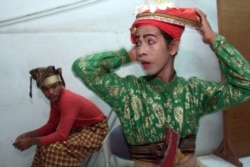 Warga Bissu dari suku Bugis bersiap-siap untuk tampil. (Foto: Dok. Reuters)