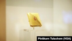 กล่องบุหรี่ประดับอักษรพระปรมาภิไธย รัชกาลที่ 8 เก็บรักษาโดยพิพิธภัณฑ์และหอสมุดปธน.แฟรงคลิน รูสเวลต์