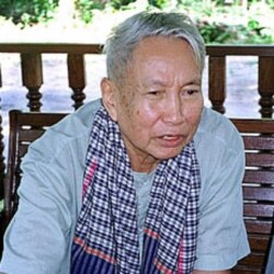 រូបឯកសារ៖ អតីតមេដឹកនាំ​ខ្មែរក្រហម ប៉ុល ពត ឆ្លើយ​នឹង​សំណួរ​ក្នុង​កិច្ច​សន្ទនាមួយ​នៅជិត​អន្លង់វែង ប្រទេស​កម្ពុជា ក្នុងឆ្នាំ ១៩៩៨។