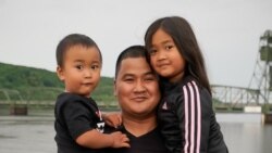 អ្នក​កាសែត​ផ្នែក​ថតរូប​ម្នាក់​ គឺលោក​ ឌីម៉ាញ ឈួន​(Dymanh Chhoun) ថតជាមួយកូននៅឯសួន Lowell Park ក្រុង Stillwater រដ្ឋមីនីសូតា កាលពីរដូវក្តៅឆ្នាំ​២០២០។ (រូបថតផ្តល់ឲ្យដោយ Dymanh Chhoun)