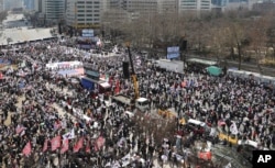Thousands of supporters of former President Park Geun-hye shout slogans during a rally in Seoul, South Korea, April 1, 2017.
